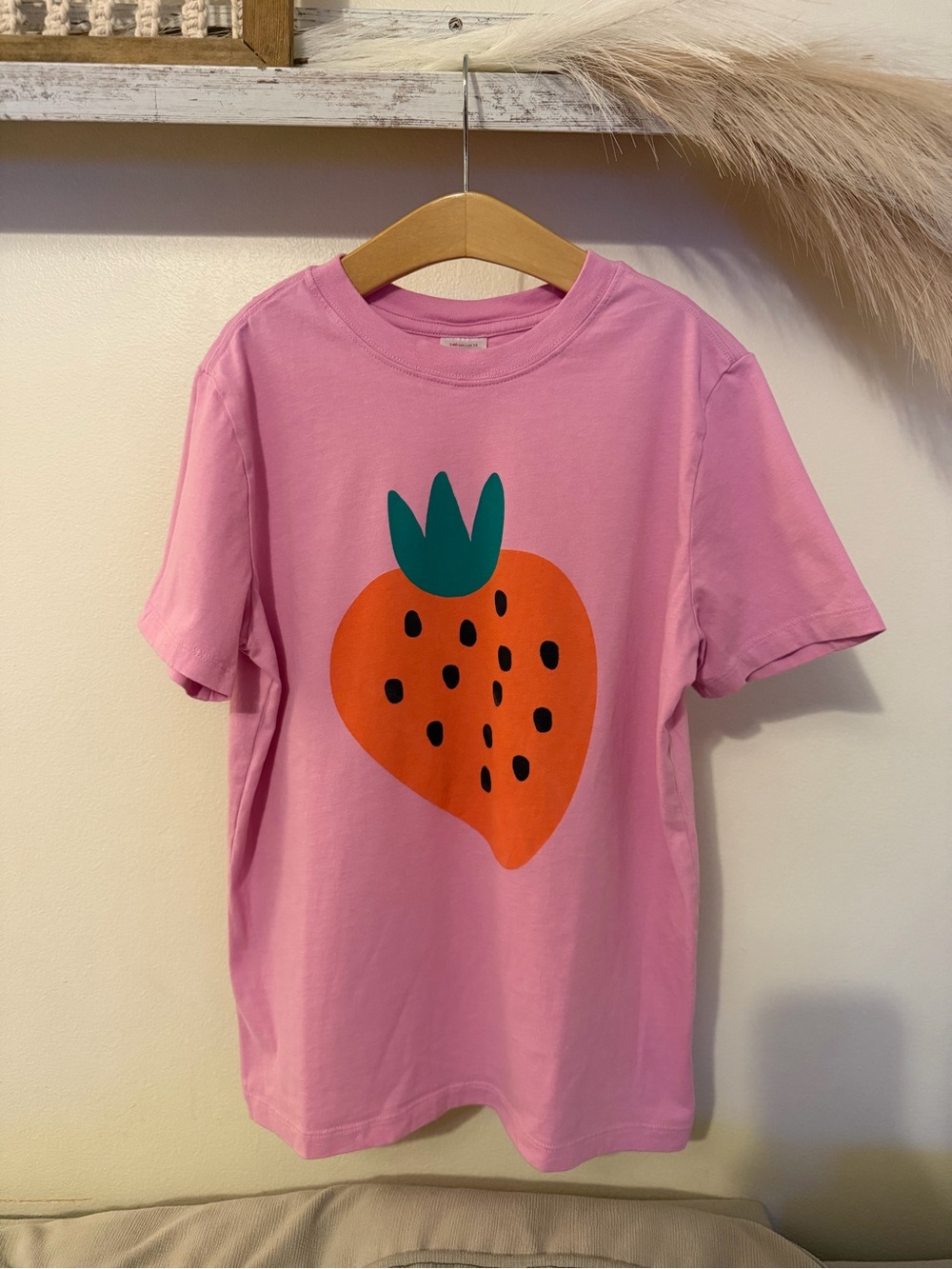 Hanna Andersson Strawberry Graphic Tee Like New | Size 10 (140 cm) Relaxed Fit